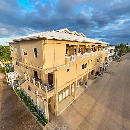 Louis' Apartments Placencia Exterior photo