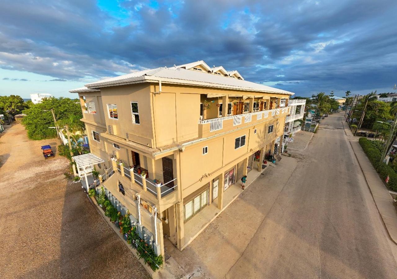 Louis' Apartments Placencia Exterior photo