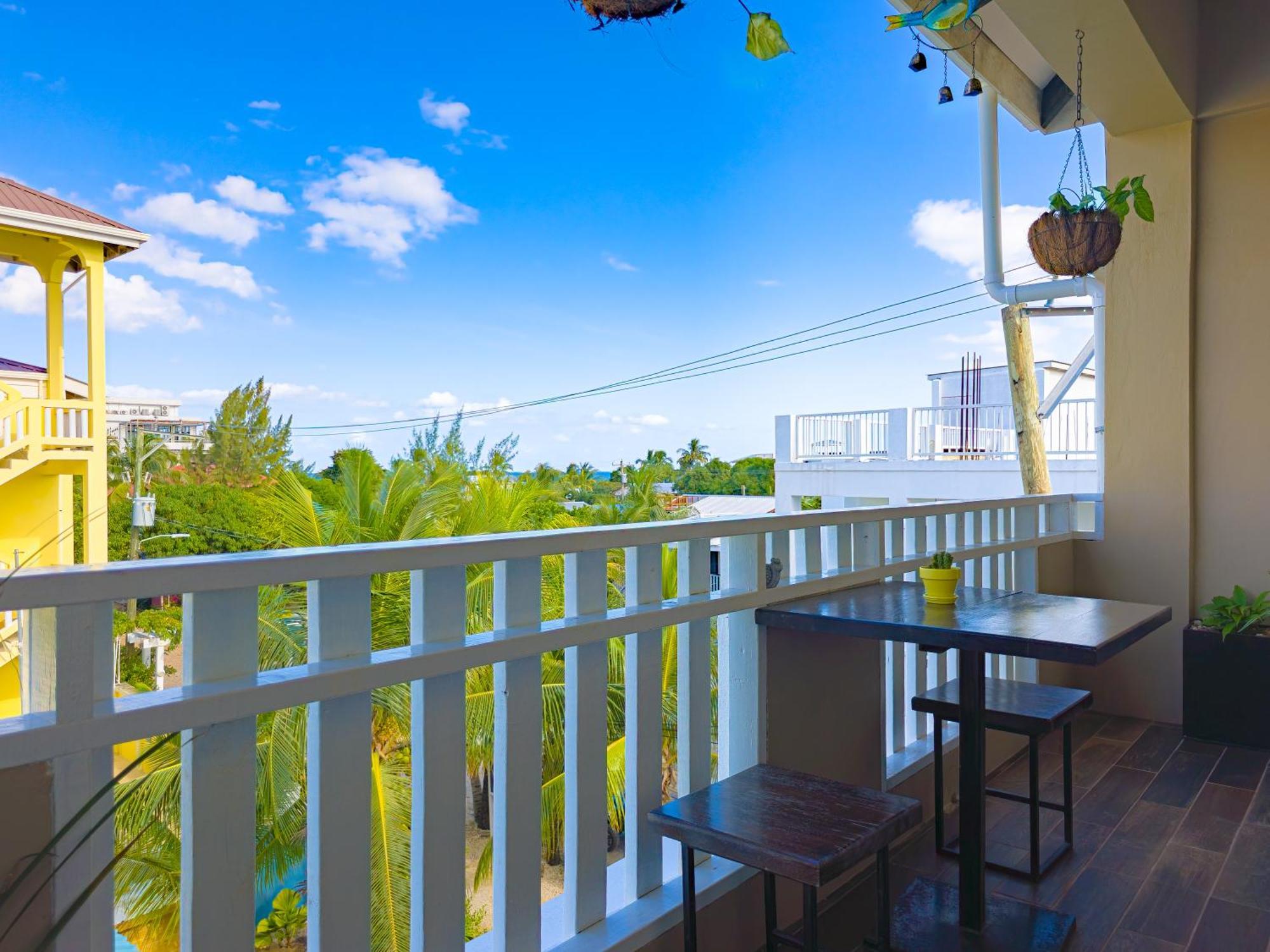 Louis' Apartments Placencia Exterior photo